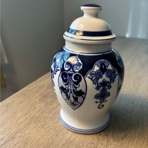 Blue and White Chinese Ceramic Jar with lid.